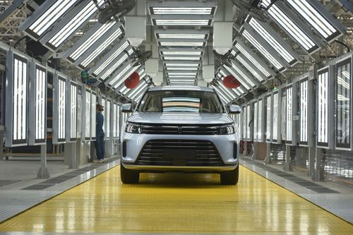 问界新M7交付上海交大重庆校友，口碑持续走高推动汽车销售热潮